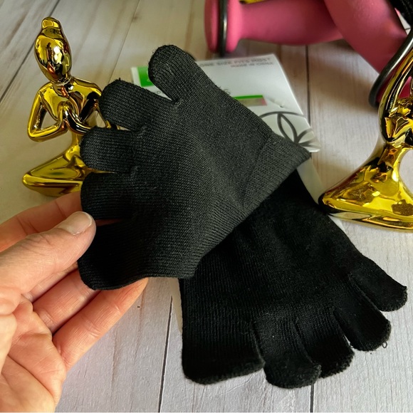 NWT GAIAM YOGA SOCKS, All grip, no slip. One size. Unisex - Picture 5 of 9